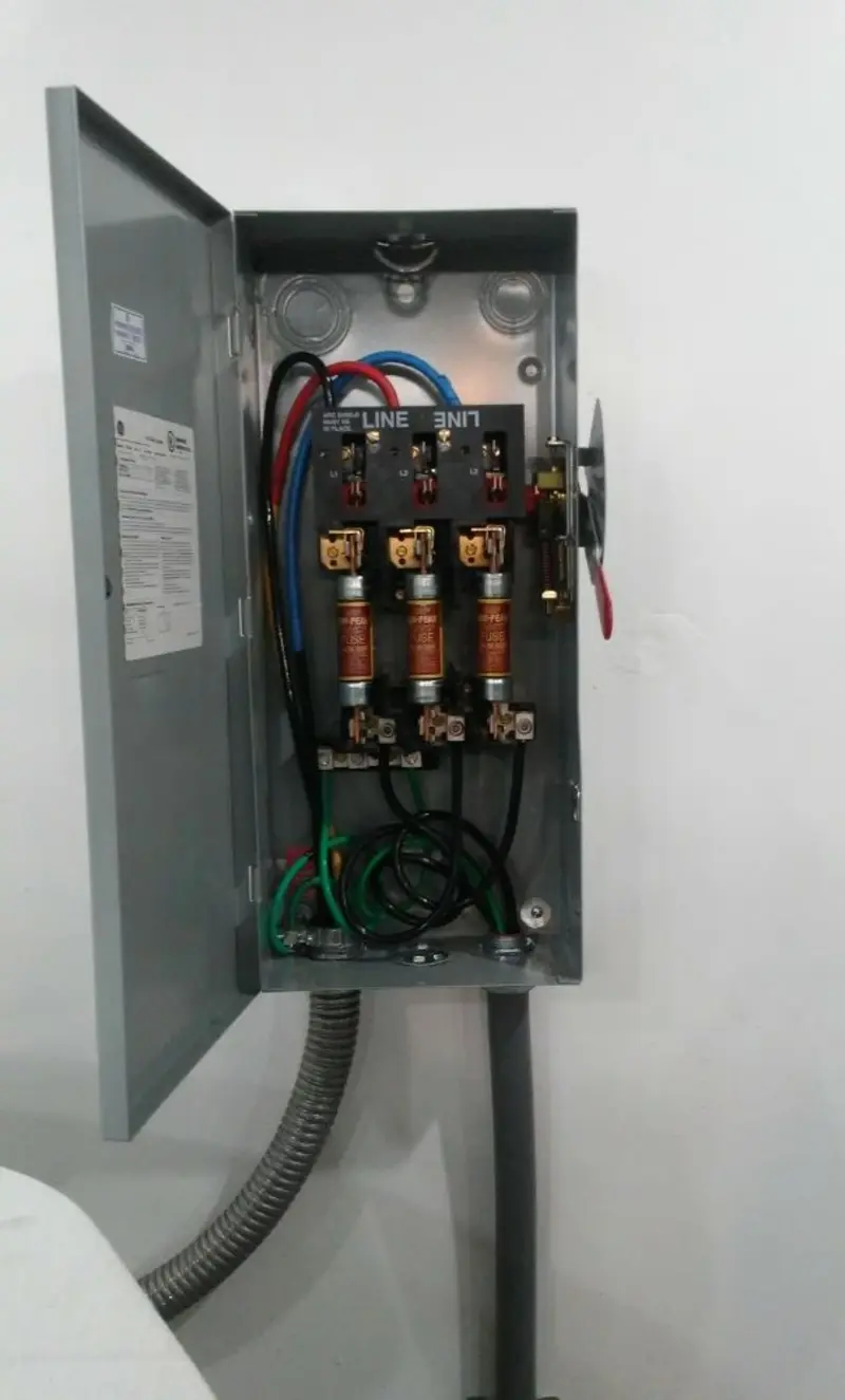 Three-phase disconnect switch installed for Smoke Detector Installation in West Monroe